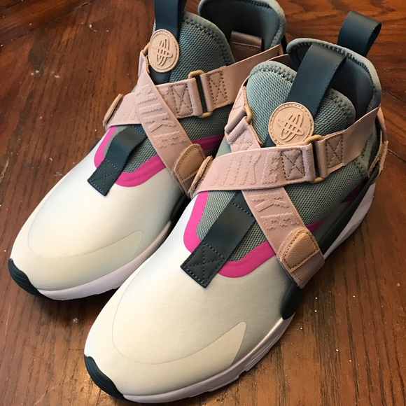 Women’s Nike Air Huarache City Running Shoes. - Picture 2 of 3